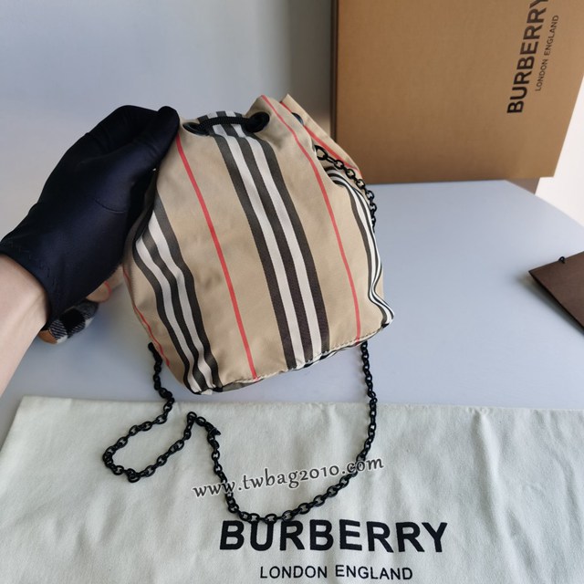 Burberry專門店新款鏈條收納小水桶包 巴寶莉經典休閒肩背女包 yxb1435